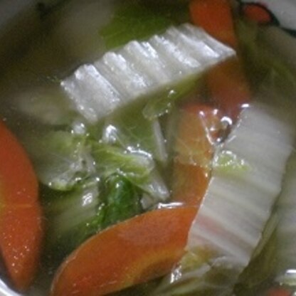 白菜は外側から剥いてるので色が濃いですが優しい味わいのスープの熱々が寒い時期に癒されます。